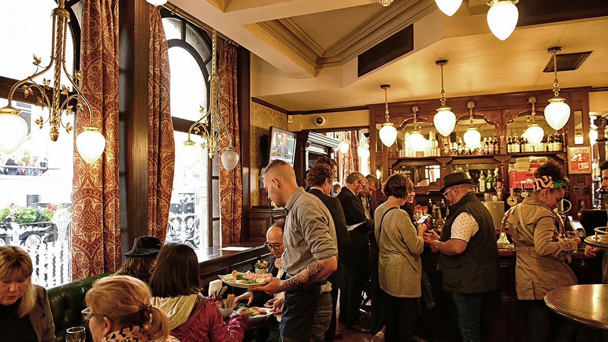 St Stephen's Tavern bar 1